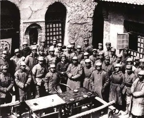 1940年春节，在八路军总部驻地武乡县王家峪召开文化、教育工作者座谈会，朱德总司令（前排左六）等参加座谈会。1940年春节，在八路军总部驻地武乡县王家峪召开文化、教育工作者座谈会，朱德总司令（前排左六）等参加座谈会。.jpg
